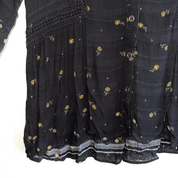 Maurices Black & Yellow Ditsy Floral Print Lace Popover Blouse Medium Women’s - Picture 6 of 12
